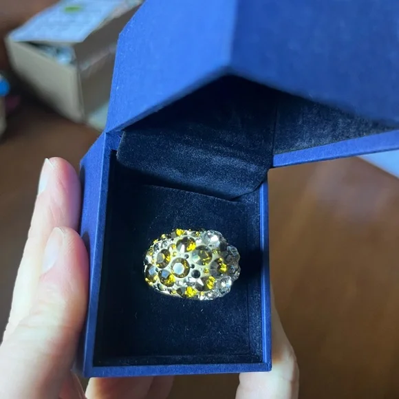 Gorgeous Swarovski Dome Crystal Cocktail Ring size 6/6.5 - Picture 4 of 4
